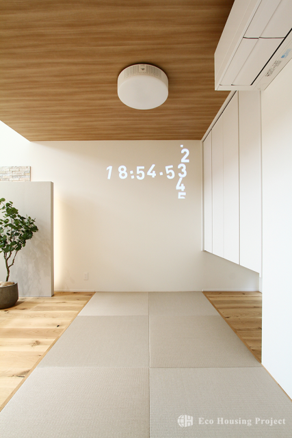 庭と一体に楽しむ開放的なリビングのあるガレージハウス