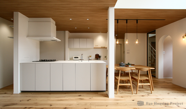 庭と一体に楽しむ開放的なリビングのあるガレージハウス