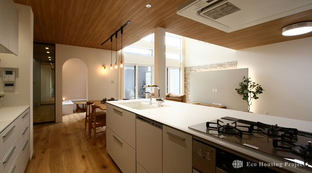 庭と一体に楽しむ開放的なリビングのあるガレージハウス