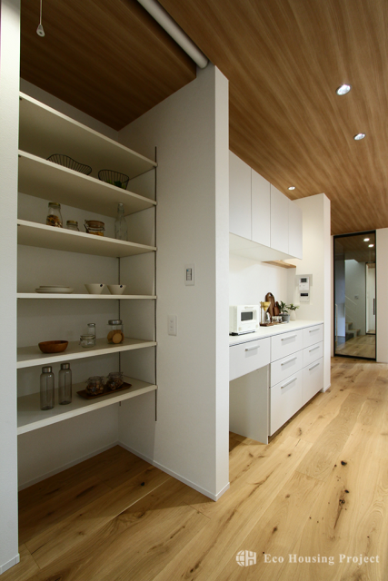 庭と一体に楽しむ開放的なリビングのあるガレージハウス