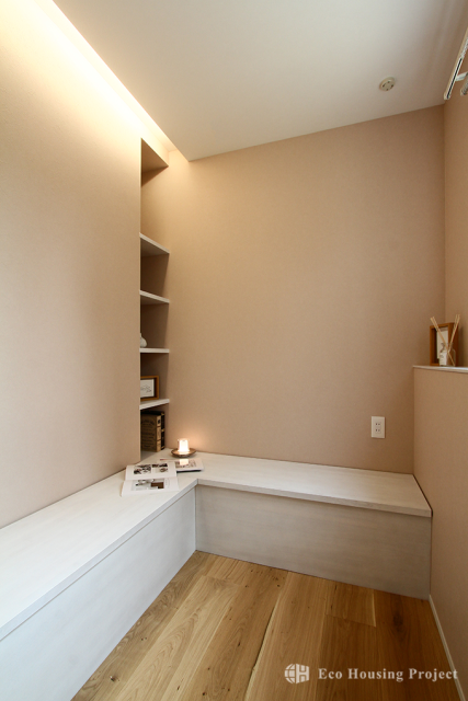 庭と一体に楽しむ開放的なリビングのあるガレージハウス