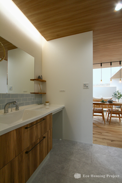 庭と一体に楽しむ開放的なリビングのあるガレージハウス