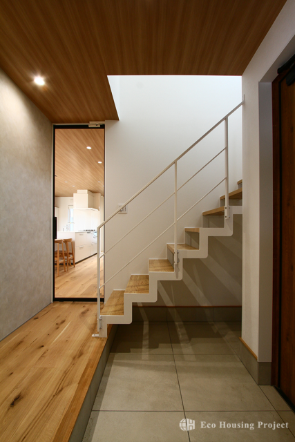 庭と一体に楽しむ開放的なリビングのあるガレージハウス