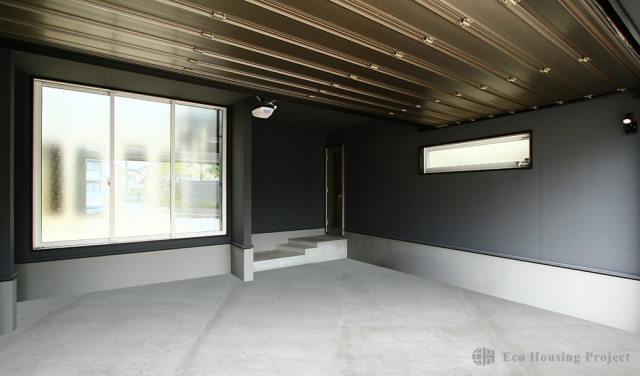 庭と一体に楽しむ開放的なリビングのあるガレージハウス