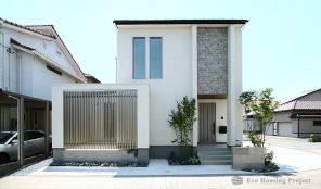 淡色インテリアに癒される、プライベートテラスのある穏やかな住まい