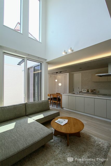 淡色インテリアに癒される、プライベートテラスのある穏やかな住まい