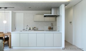 淡色インテリアに癒される、プライベートテラスのある穏やかな住まい