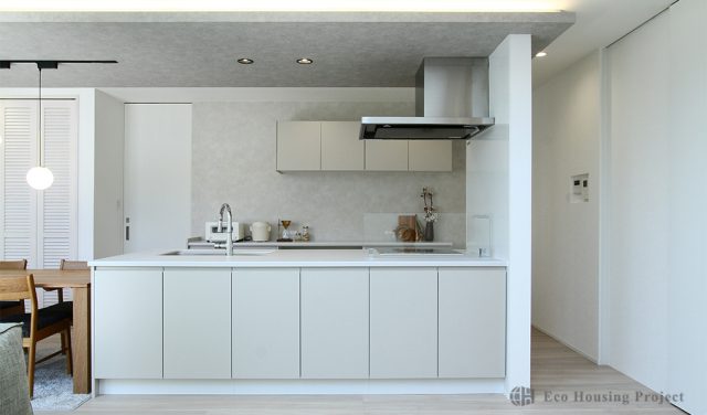 淡色インテリアに癒される、プライベートテラスのある穏やかな住まい