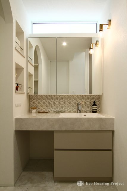 淡色インテリアに癒される、プライベートテラスのある穏やかな住まい