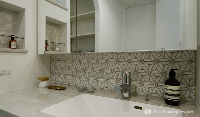 淡色インテリアに癒される、プライベートテラスのある穏やかな住まい