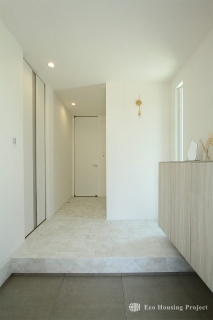 淡色インテリアに癒される、プライベートテラスのある穏やかな住まい