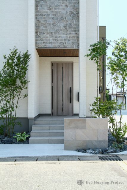 淡色インテリアに癒される、プライベートテラスのある穏やかな住まい