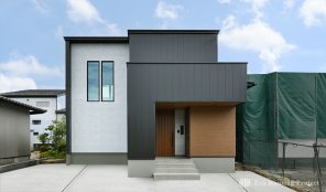 吹き抜け×鉄骨階段のおしゃれなコートハウス