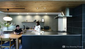 吹き抜け×鉄骨階段のおしゃれなコートハウス