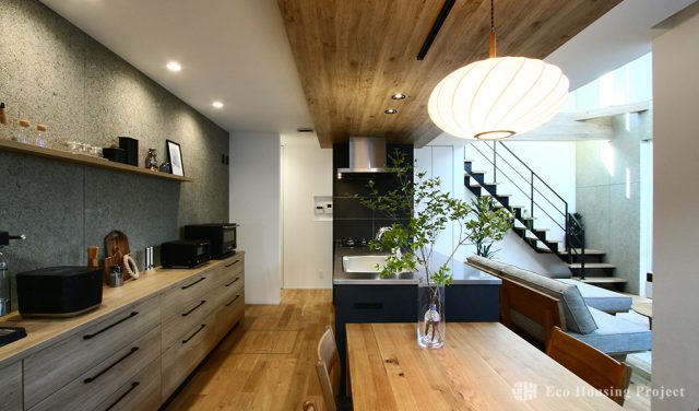 吹き抜け×鉄骨階段のおしゃれなコートハウス