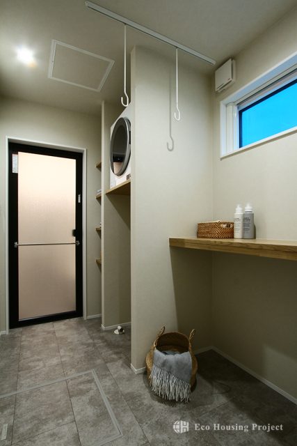 吹き抜け×鉄骨階段のおしゃれなコートハウス