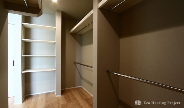 吹き抜け×鉄骨階段のおしゃれなコートハウス