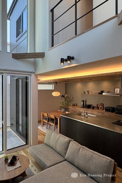 吹き抜け×鉄骨階段のおしゃれなコートハウス