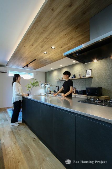 吹き抜け×鉄骨階段のおしゃれなコートハウス