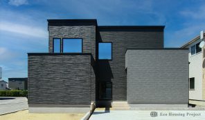 アウトドアリビングで暮らしを楽しむ、シンプルで高級感のあるコートハウス