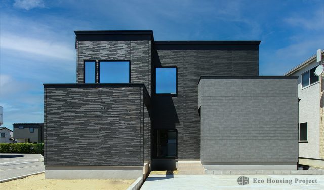 アウトドアリビングで暮らしを楽しむ、シンプルで高級感のあるコートハウス