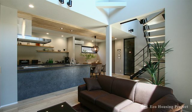 アウトドアリビングで暮らしを楽しむ、シンプルで高級感のあるコートハウス