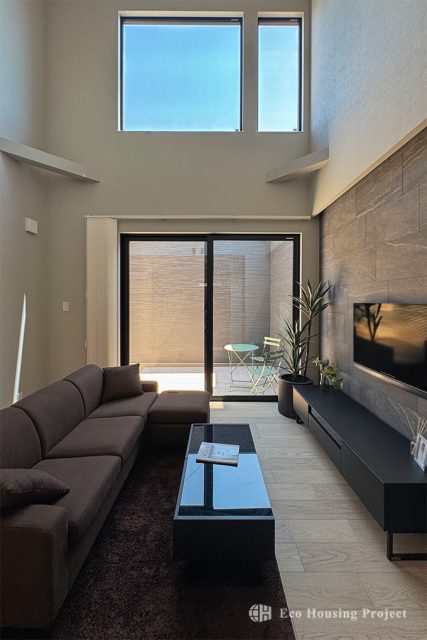 アウトドアリビングで暮らしを楽しむ、シンプルで高級感のあるコートハウス