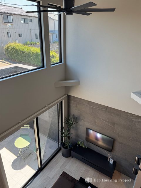 アウトドアリビングで暮らしを楽しむ、シンプルで高級感のあるコートハウス