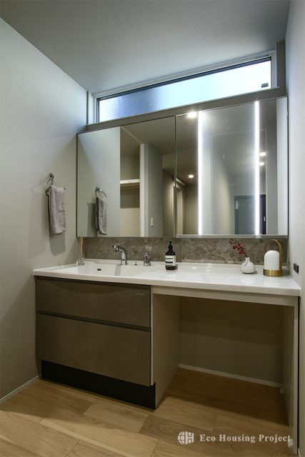 アウトドアリビングで暮らしを楽しむ、シンプルで高級感のあるコートハウス