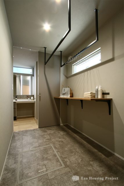 アウトドアリビングで暮らしを楽しむ、シンプルで高級感のあるコートハウス