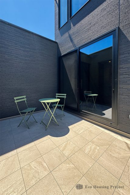 アウトドアリビングで暮らしを楽しむ、シンプルで高級感のあるコートハウス