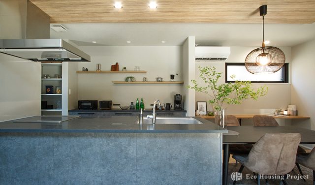 アウトドアリビングで暮らしを楽しむ、シンプルで高級感のあるコートハウス