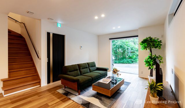 広々ウッドデッキでBBQを愉しむ、四季を感じる家