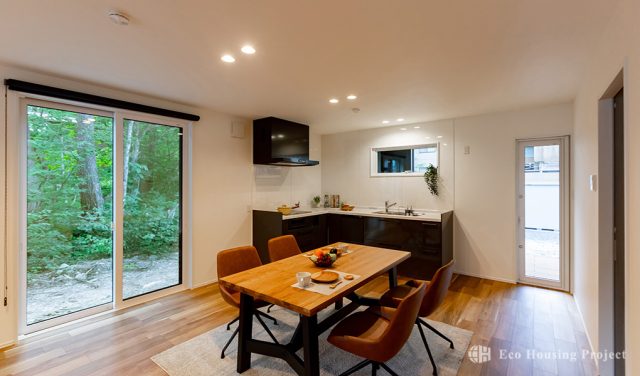 広々ウッドデッキでBBQを愉しむ、四季を感じる家