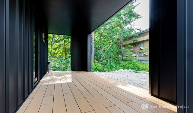 広々ウッドデッキでBBQを愉しむ、四季を感じる家