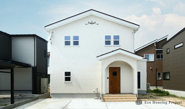 化粧梁がおしゃれな勾配天井×かわいい南欧風の家