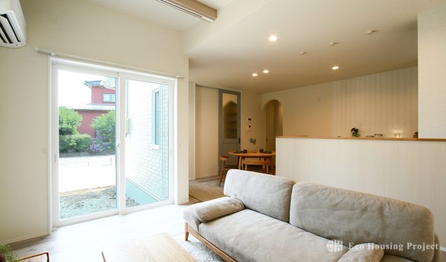 化粧梁がおしゃれな勾配天井×かわいい南欧風の家