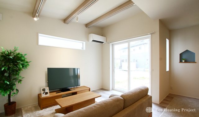 化粧梁がおしゃれな勾配天井×かわいい南欧風の家