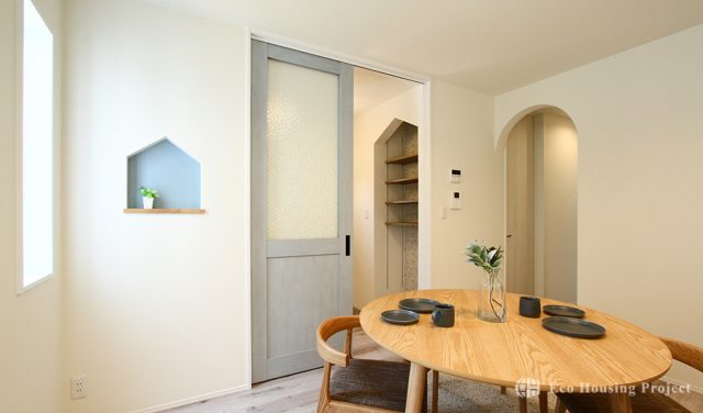 化粧梁がおしゃれな勾配天井×かわいい南欧風の家