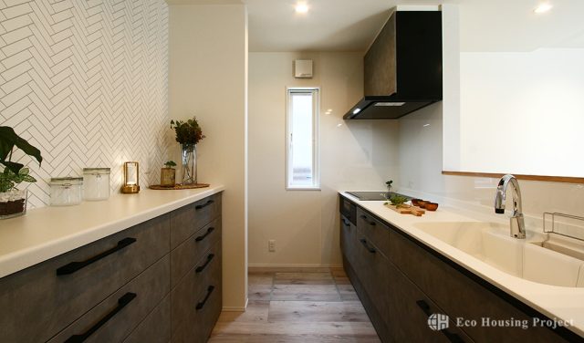 化粧梁がおしゃれな勾配天井×かわいい南欧風の家