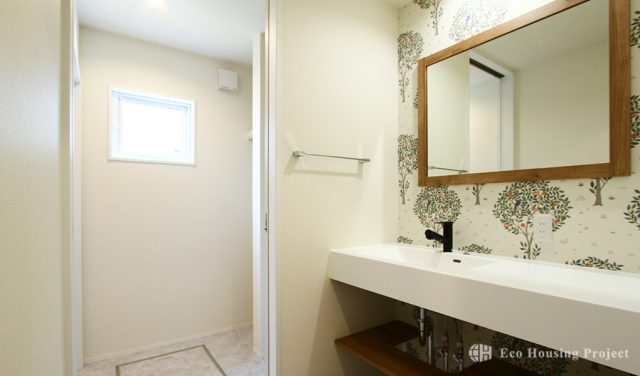 化粧梁がおしゃれな勾配天井×かわいい南欧風の家