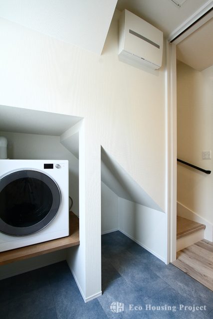 化粧梁がおしゃれな勾配天井×かわいい南欧風の家