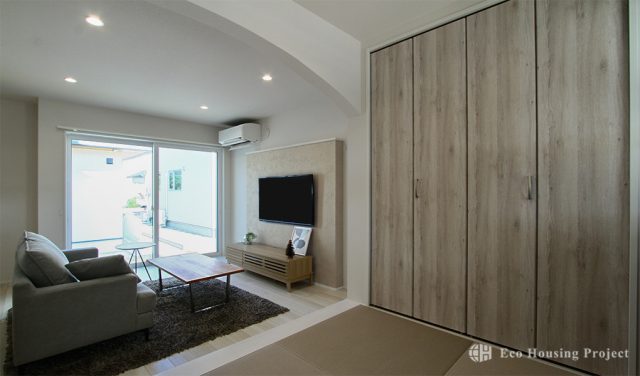 キャットウォークがある広々LDKでネコちゃんとくつろぐ、かわいい南欧風のおうち