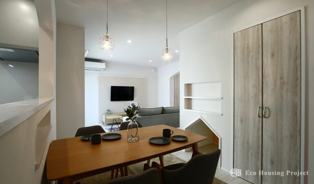 キャットウォークがある広々LDKでネコちゃんとくつろぐ、かわいい南欧風のおうち