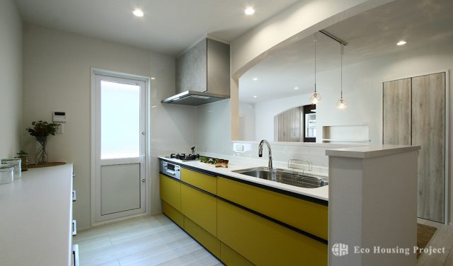 キャットウォークがある広々LDKでネコちゃんとくつろぐ、かわいい南欧風のおうち