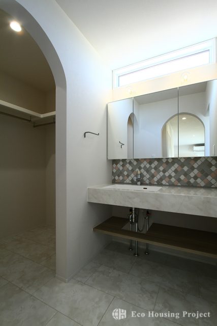 キャットウォークがある広々LDKでネコちゃんとくつろぐ、かわいい南欧風のおうち