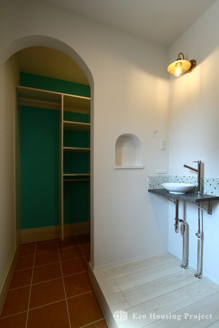 キャットウォークがある広々LDKでネコちゃんとくつろぐ、かわいい南欧風のおうち