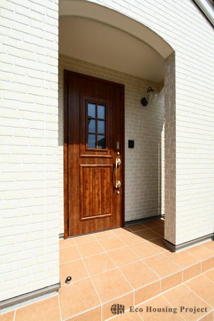 キャットウォークがある広々LDKでネコちゃんとくつろぐ、かわいい南欧風のおうち