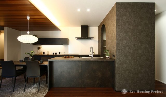 グラフテクトキッチン採用！和モダンインテリアなコートハウス