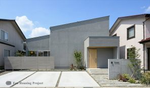 塗り壁×オーガニックインテリアが映える29帖LDK！吹き抜け＆大開口で開放感あふれる家